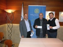 Fotografia donació Oberts al mon